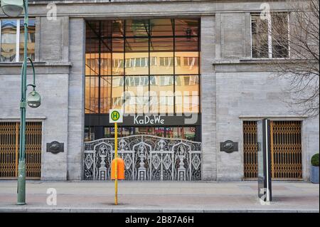 Berlin, Allemagne - 19 mars 2020: Entrée d'un grand magasin traditionnel à Berlin, Allemagne, dont l'entrée est fermée avec une grille ornée en raison Banque D'Images