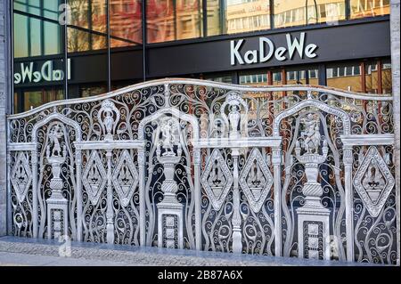 Berlin, Allemagne - 19 mars 2020: Entrée d'un grand magasin traditionnel à Berlin, Allemagne, dont l'entrée est fermée avec une grille ornée en raison Banque D'Images