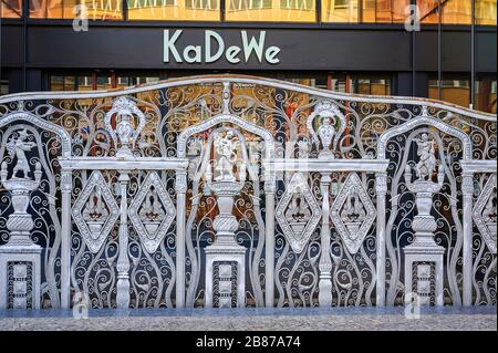 Berlin, Allemagne - 19 mars 2020: Entrée d'un grand magasin traditionnel à Berlin, Allemagne, dont l'entrée est fermée avec une grille ornée en raison Banque D'Images