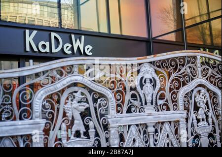 Berlin, Allemagne - 19 mars 2020: Entrée d'un grand magasin traditionnel à Berlin, Allemagne, dont l'entrée est fermée avec une grille ornée en raison Banque D'Images