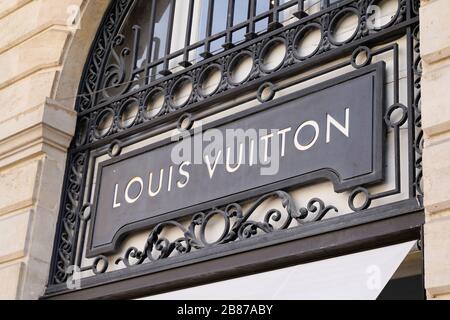 Bordeaux , Aquitaine / France - 09 18 2019 : Louis Vuitton Store signe boutique rue des sacs à main et des bagages de luxe de marque Banque D'Images