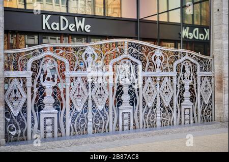 Berlin, Allemagne - 19 mars 2020: Entrée d'un grand magasin traditionnel à Berlin, Allemagne, dont l'entrée est fermée avec une grille ornée en raison Banque D'Images