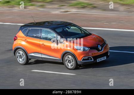 2015 (65) noir orange Renault Captur dynamique S NAV DCI; circulation automobile britannique, transport, véhicules en mouvement, véhicule, Routes, moteurs, conduite sur l'autoroute M6 Banque D'Images