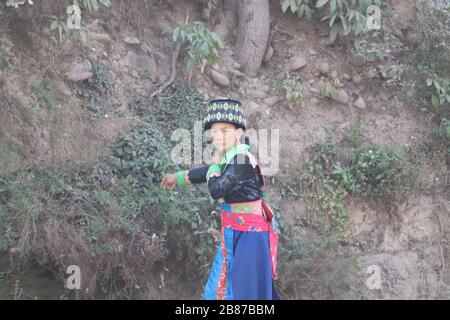 FILLE TRIBALE PRÈS DE LA VILLE DE MUANG SING, PROVINCE DE LUANG NAMTHA, NORD DU LAOS. Banque D'Images