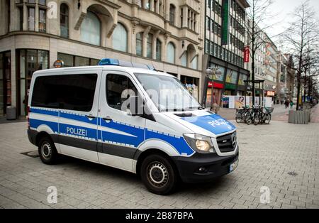 Hanovre, Allemagne. 20 mars 2020. Le matin, une voiture de police est garée dans le centre-ville de Hanovre pour appeler la population avec une annonce pour éviter les contacts sociaux. Crédit: Hauke-Christian Dittrich/dpa/Alay Live News Banque D'Images