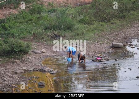 VILLAGES LAVER LEURS VÊTEMENTS DANS LA RIVIÈRE PRÈS DE LA VILLE DE MUANG SING, LUANG NAMTHA PROVINCE, NORD DU LAOS. Banque D'Images