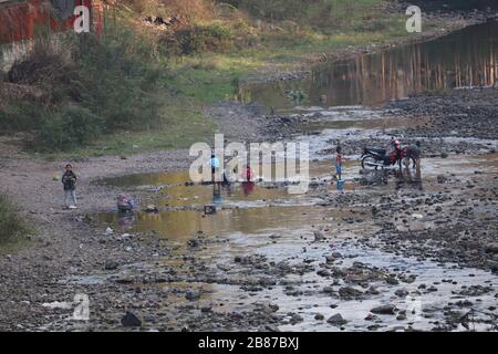 VILLAGES LAVER LEURS VÊTEMENTS DANS LA RIVIÈRE PRÈS DE LA VILLE DE MUANG SING, LUANG NAMTHA PROVINCE, NORD DU LAOS. Banque D'Images