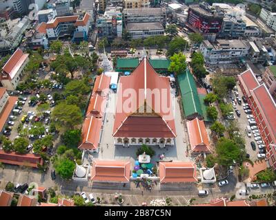 Vue aérienne avec le drone. Le Wat Chana Songkhram Rachawora Mahawiharn à Bankok, Tailand. Banque D'Images