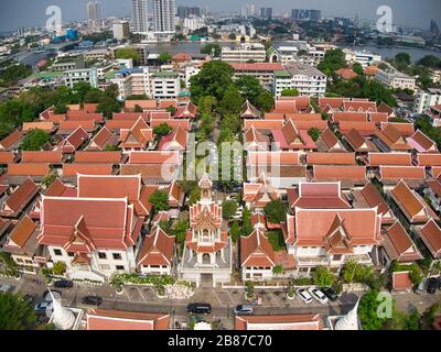 Vue aérienne avec le drone. Le Wat Chana Songkhram Rachawora Mahawiharn à Bankok, Tailand. Banque D'Images