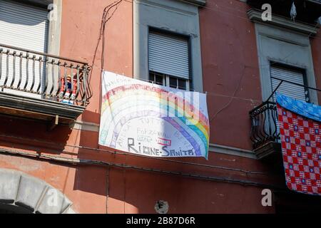 20 mars 2020, Naples, CAMPANIE, ITALIE: Italie-20/03/2020 Naples, pendant la pandémie du virus covid-19, les rues sont vides tant dans le centre que dans les banlieues, mais le désagrément pour les citoyens avec des tas de déchets commence, le manque de nourriture pour le moins bien-off. Maintenant, l'armée arrive, mais les Napolitains ne s'affligent pas et ne réagissent pas avec des drapeaux et des bannières des balcons. (Image de crédit : © Fabio Sasso/ZUMA Wire) Banque D'Images