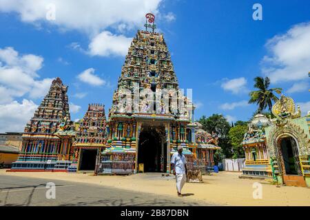 Trincomalee, Sri Lanka - Février 2020: Homme quittant le temple hindou de Kali Kovil le 16 février 2020 à Trincomalee, Sri Lanka. Banque D'Images