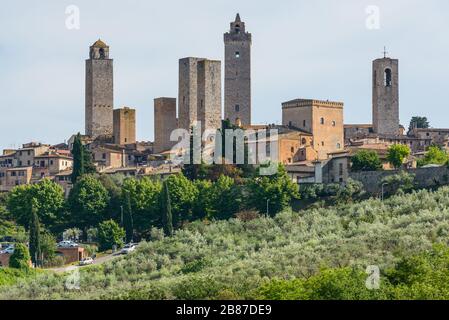 Gratte-ciel de la ville de San Gimignano avec ses 14 grandes tours, connue sous le nom de Manhattan médiéval, situé parmi les collines vallonnées de la campagne toscane, Italie Banque D'Images