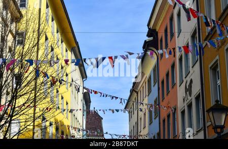 Konstanz, Allemagne - 15 février 2020: Rues décorées avec des drapeaux colorés à l'heure du carnaval. Rues bondées de la ville pendant le carnaval de Fastnacht. Banque D'Images