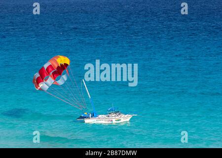 Bateau de parachutisme ascensionnel sur les eaux d'une plage de l'Hôtel zone, Cancun, Quintana Roo, Yucatan Peninsula, Mexique Banque D'Images