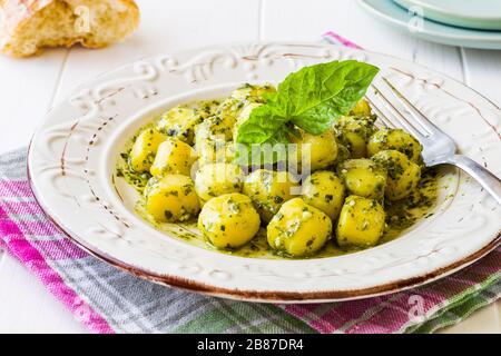 Gnocchi avec sauce 'Pesa', sur fond en bois blanc Banque D'Images