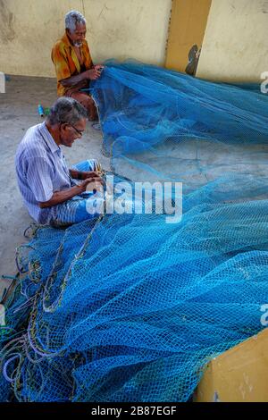 Jaffna, Sri Lanka - février 2020: Les hommes réparent des filets dans la zone de pêche de Jaffna le 23 février 2020 à Jaffna, Sri Lanka. Banque D'Images