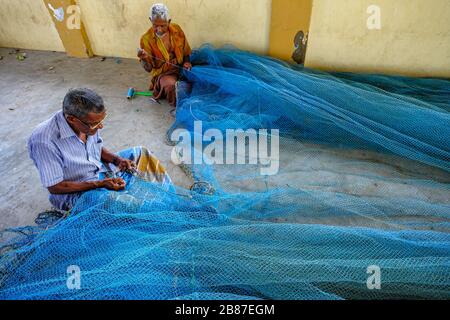 Jaffna, Sri Lanka - février 2020: Les hommes réparent des filets dans la zone de pêche de Jaffna le 23 février 2020 à Jaffna, Sri Lanka. Banque D'Images