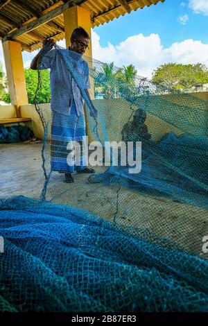 Jaffna, Sri Lanka - février 2020: Les hommes réparent des filets dans la zone de pêche de Jaffna le 23 février 2020 à Jaffna, Sri Lanka. Banque D'Images