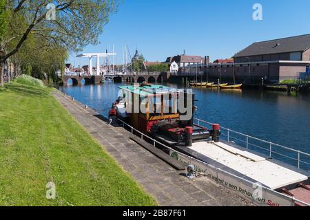 Vue sur un canal avec une barge dans le village d'Enkhuizen. Enkhuizen est connu sous le nom de «Herring City» en raison de son passé comme un centre de pêche au hareng Banque D'Images