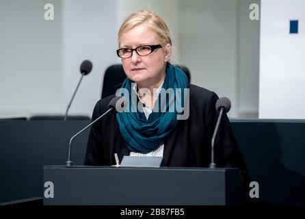 Hanovre, Allemagne. 20 mars 2020. Claudia Schröder, responsable du Département de la santé au Ministère des affaires sociales, de la santé et de l'égalité de la Basse-Saxe, s'adresse aux journalistes lors d'une conférence de presse d'État convoquée à court terme. Crédit: Hauke-Christian Dittrich/dpa/Alay Live News Banque D'Images