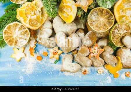 Fond de Noël avec branches de sapin, biscuits saupoudrés de sucre en poudre à bord de bois Banque D'Images