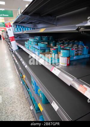 Supermarché en rupture de stock pendant l'épidémie de Coronavirus au Royaume-Uni Banque D'Images