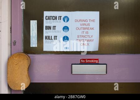 Partick, Glasgow, Écosse, Royaume-Uni. 20 mars 2020. Catch IT Bin IT Kill IT Sign in Partick, Glasgow Credit: Kay Roxby/Alay Live News Banque D'Images