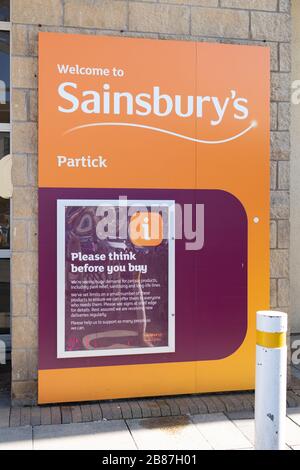 Partick, Glasgow, Écosse, Royaume-Uni. 20 mars 2020. Pensez avant d'acheter signe en dehors de Sainsbury's à Partick, Glasgow crédit: Kay Roxby/Alay Live News Banque D'Images
