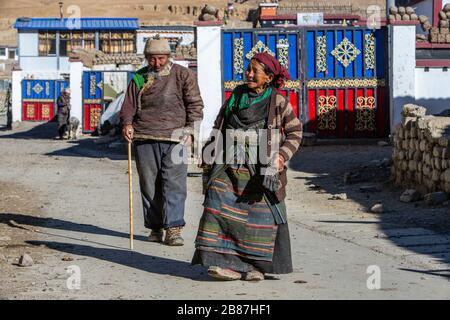 Couple tibétain marchant dans le village de Manpu, près de Gyirong, Tibet Banque D'Images