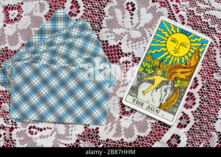 Cartes Rider Tarot conçues par Pamela Colman Smith sous la supervision d'Arthur Edward Waite sur un tissu avec la carte Sun tarot tournée Banque D'Images