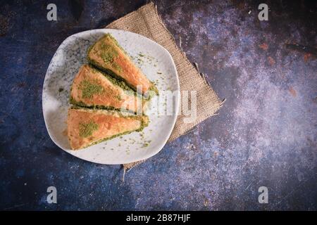 Pistache turque Baklava Havuc Dilimi. Dessert turc traditionnel. Noyer, pistache turc style Antep Baklava. Baklava de la cuisine turque. Banque D'Images