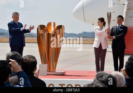 Les médaillés d'or olympiques à trois fois Tadahiro Nomura(R) et Saori Yoshida(C) portent la torche olympique lors de la cérémonie d'arrivée de la flamme olympique à la Force aérienne japonaise d'autodéfense (JASDF) Matsushima base à Higashi-Matsushima, préfecture de Miyagi, Japon, le vendredi 20 mars 2020. Photo de Keizo Mori/UPI Banque D'Images