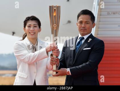 Les médaillés d'or aux Jeux olympiques de trois fois Tadahiro Nomura(L) et Saori Yoshida portent la torche olympique lors de la cérémonie d'arrivée de la flamme olympique à la Force aérienne japonaise d'autodéfense (JASDF) Matsushima base à Higashi-Matsushima, préfecture de Miyagi, Japon, le vendredi 20 mars 2020. Photo de Keizo Mori/UPI Banque D'Images