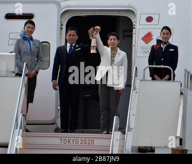 Higashimatsushima, Japon. 20 mars 2020. Les médaillés d'or aux Jeux olympiques de trois fois Tadahiro Nomura(L) et Saori Yoshida portent la flamme olympique avec la lanterne relais de la flamme olympique lors de la cérémonie d'arrivée de la flamme olympique à la Force aérienne japonaise d'autodéfense (JASDF) Matsushima base à Higashi-Matsushima, préfecture de Miyagi, Japon, le vendredi 20 mars 2020. Photo de Keizo Mori/UPI crédit: UPI/Alay Live News Banque D'Images