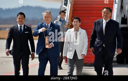 Higashimatsushima, Japon. 20 mars 2020. (L-R)trois fois médaillés d'or olympique Tadahiro Nomura, Comité d'organisation olympique de Tokyo Président du Comité olympique Mori Yoshiro Olympic, trois fois médaillés d'or olympique Saori Yoshida et Président du Comité olympique japonais Yasuhiro Yamashita assistent à la cérémonie d'arrivée de la flamme olympique à la Force aérienne japonaise d'autodéfense (JASDF) Matsushima Higashi-Matsusagi, vendredi sur la base préfecture de Misusagi, au Japon 20 mars 2020. Photo de Keizo Mori/UPI crédit: UPI/Alay Live News Banque D'Images