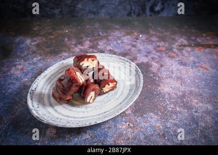 Saucisse de noyer. Style turc traditionnel composé de mélasse de raisin et de noix. Photo de la vue de dessus. Banque D'Images