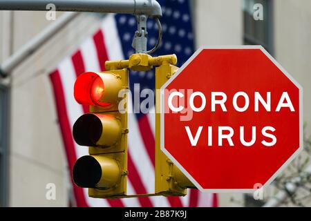 Composite montrant le signe d'avertissement du virus corona devant le feu stop rouge et le drapeau des États-Unis, concept de restriction de voyage Banque D'Images