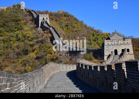 Grand mur de Chine à Mutianyu en automne avec beau feuillage d'automne Banque D'Images