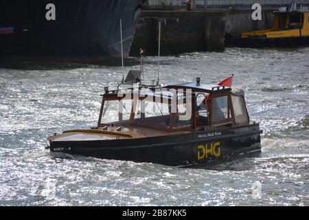 Rotterdam, Pays-Bas-septembre 2019 ; vue rapprochée d'un bateau-taxi classique pour se rendre entre le Veerhaven à Rotterdam et l'hôtel New york sur t Banque D'Images