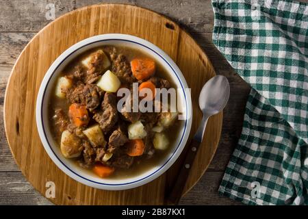 Ragoût de bœuf irlandais avec carottes et pommes de terre sur table en bois Banque D'Images