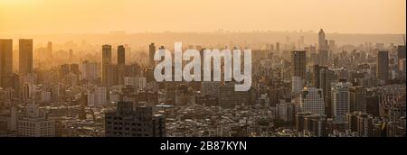Vue d'en haut, superbe coucher de soleil sur la ville de Taipei. Vue panoramique depuis le mont Elephant à Taipei, Taiwan. Banque D'Images