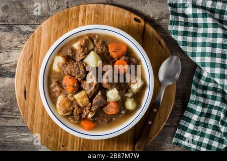 Ragoût de bœuf irlandais avec carottes et pommes de terre sur table en bois. Espace de copie Banque D'Images