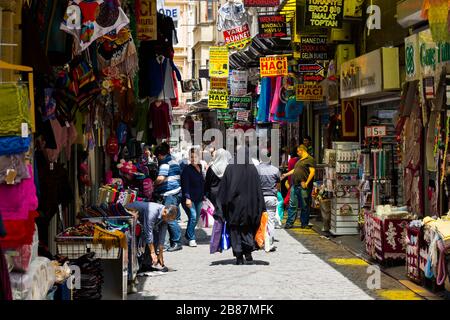 ISTANBUL, TURQUIE - 6 JUIN 2016 : rues avec visiteurs vendeurs et marchandises dans le plus vieux marché de Constantinople Grand Bazar. Banque D'Images