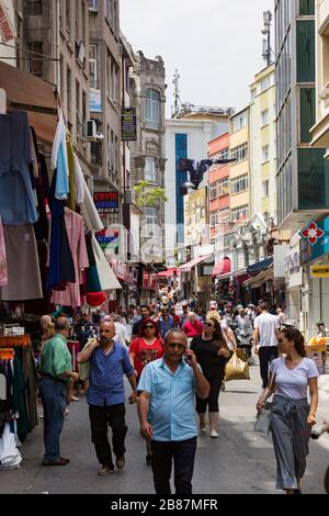 ISTANBUL, TURQUIE - 6 JUIN 2016 : rues avec visiteurs vendeurs et marchandises dans le plus vieux marché de Constantinople Grand Bazar. Banque D'Images