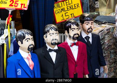 ISTANBUL, TURQUIE - 6 JUIN 2016 : rues avec visiteurs vendeurs et marchandises dans le plus vieux marché de Constantinople Grand Bazar. Banque D'Images