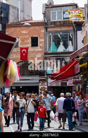 ISTANBUL, TURQUIE - 6 JUIN 2016 : rues avec visiteurs vendeurs et marchandises dans le plus vieux marché de Constantinople Grand Bazar. Banque D'Images