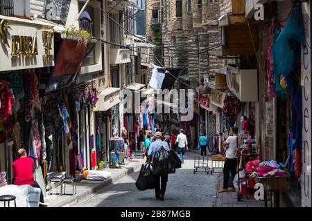 ISTANBUL, TURQUIE - 6 JUIN 2016 : rues avec visiteurs vendeurs et marchandises dans le plus vieux marché de Constantinople Grand Bazar. Banque D'Images