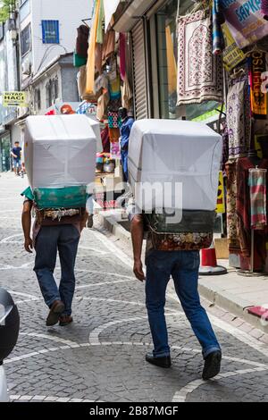 ISTANBUL, TURQUIE - 6 JUIN 2016 : rues avec visiteurs vendeurs et marchandises dans le plus vieux marché de Constantinople Grand Bazar. Banque D'Images