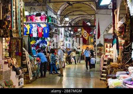 ISTANBUL, TURQUIE - 6 JUIN 2016 : rues avec visiteurs vendeurs et marchandises dans le plus vieux marché de Constantinople Grand Bazar. Banque D'Images