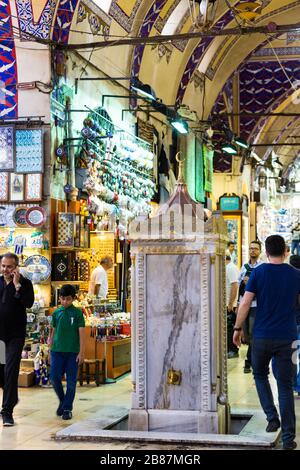 ISTANBUL, TURQUIE - 6 JUIN 2016 : rues avec visiteurs vendeurs et marchandises dans le plus vieux marché de Constantinople Grand Bazar. Banque D'Images